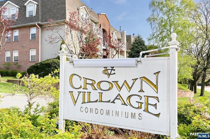 38 Garden Pl, Unit 133 in Edgewater, NJ - Building Photo