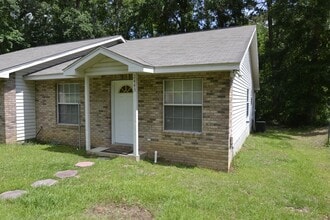 2443 Chateau Ln in Tallahassee, FL - Foto de edificio - Building Photo