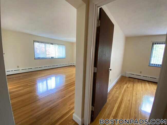 898 Massachusetts Ave, Unit 21 in Arlington, MA - Building Photo - Building Photo