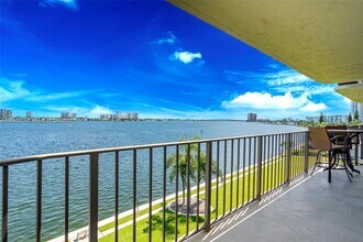 801 Lake Shore Dr in Lake Park, FL - Building Photo - Building Photo