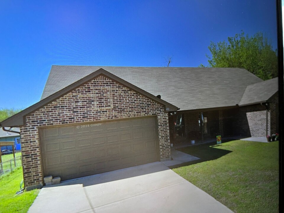 414-416 E Simmons St in Weatherford, TX - Foto de edificio