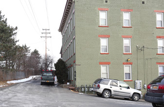 5 Whitehall St in Cohoes, NY - Foto de edificio - Building Photo