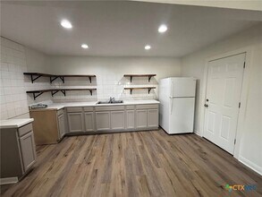 2111 E Red River St in Victoria, TX - Foto de edificio - Building Photo