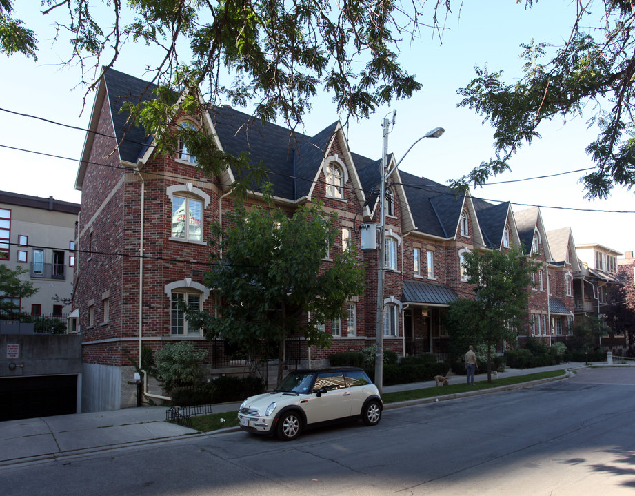 7-19 Earl St in Toronto, ON - Building Photo