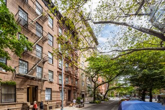30-32 Horatio St in New York, NY - Building Photo - Building Photo