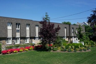25 N Clinton Ave in Bay Shore, NY - Building Photo
