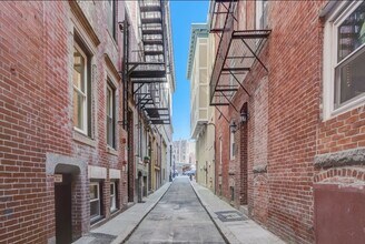 15-19-19 Bartlett Pl in Boston, MA - Building Photo - Building Photo