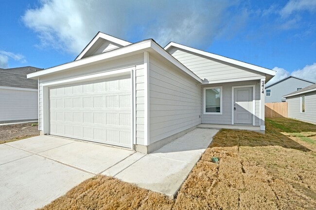 2441 Legends Crk in New Braunfels, TX - Foto de edificio - Building Photo