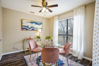 2100 Friendly Dr in Arlington, TX - Building Photo - Building Photo