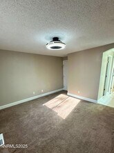 1725 Catham Ln in Sparks, NV - Foto de edificio - Building Photo