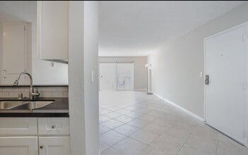 8577 Rugby Dr, Unit 108 in West Hollywood, CA - Building Photo - Building Photo