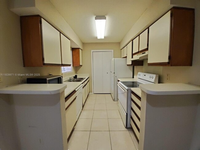 833 Riverside Dr, Unit 837 in Coral Springs, FL - Building Photo - Building Photo