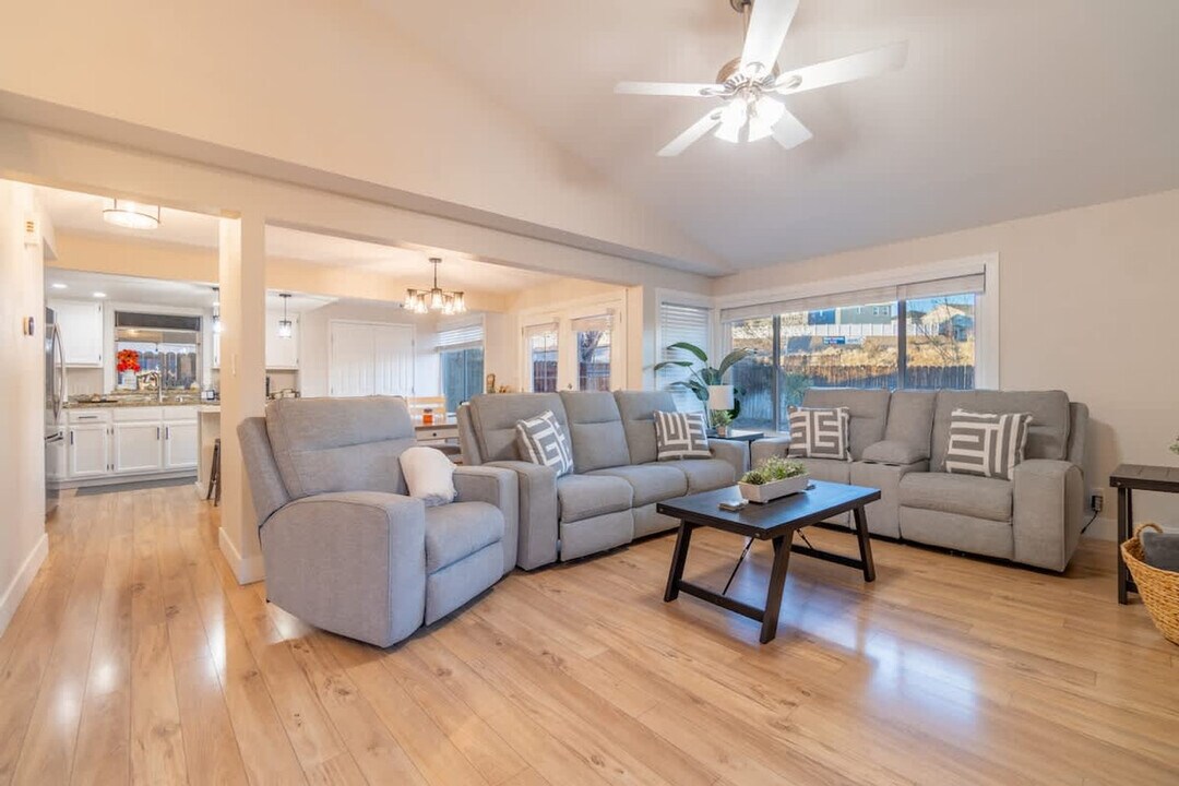 6511 Enchanted Valley Dr in Reno, NV - Building Photo