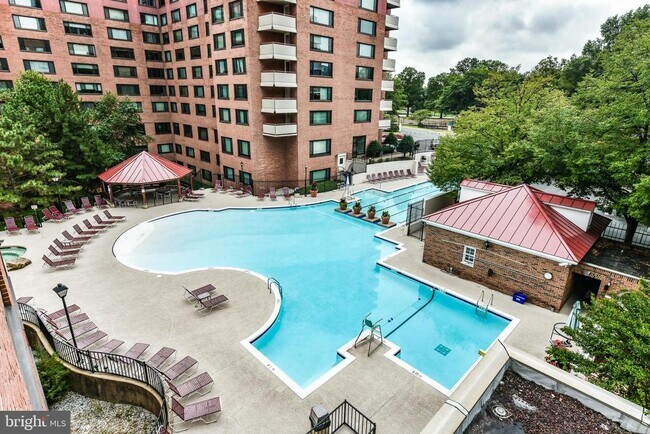 property at 1021 Arlington Blvd