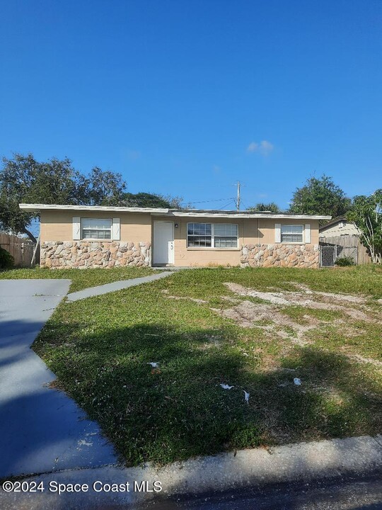 2436 Sadler Ln in Melbourne, FL - Building Photo