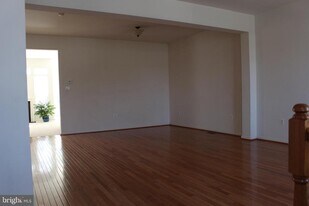 7337 Oldham Leeds Way in Springfield, VA - Building Photo