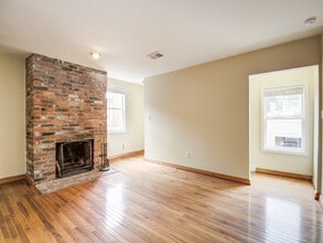 116 12th St NE, Unit 5 in Washington, DC - Foto de edificio - Building Photo