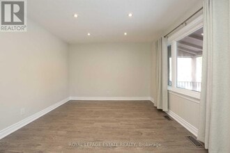 215 Oakridge Dr in Toronto, ON - Building Photo - Building Photo