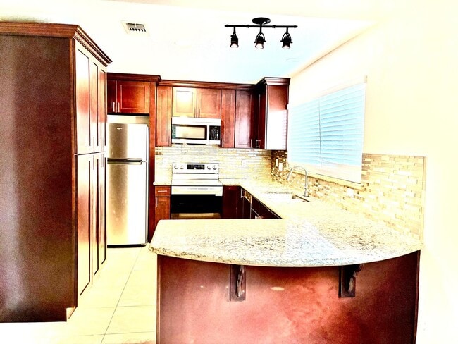 16927 Hibiscus Ln in Friendswood, TX - Foto de edificio - Building Photo