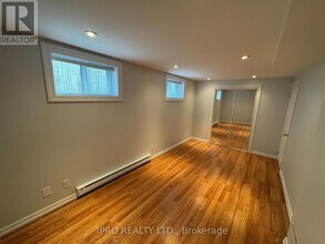251 Troy St in Mississauga, ON - Building Photo - Building Photo