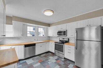 1070 Enfield St in Enfield, CT - Building Photo - Building Photo