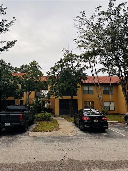 2226 Arbour Walk Cir, Unit 1914 in Naples, FL - Building Photo