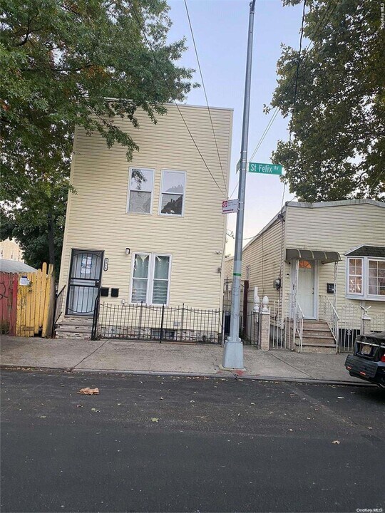 58-50 St Felix Ave in Queens, NY - Foto de edificio