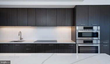 4710 Elm St in Bethesda, MD - Foto de edificio - Building Photo