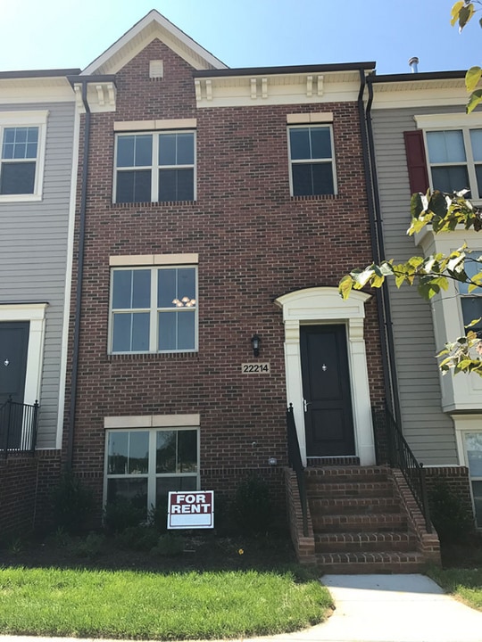 22214 Fulmer Ave in Clarksburg, MD - Building Photo