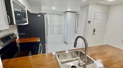 3982 NW 90th Ave in Sunrise, FL - Building Photo - Building Photo