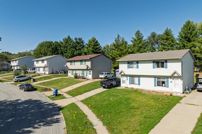 Pleasantview Townhomes in Des Moines, IA - Building Photo - Building Photo