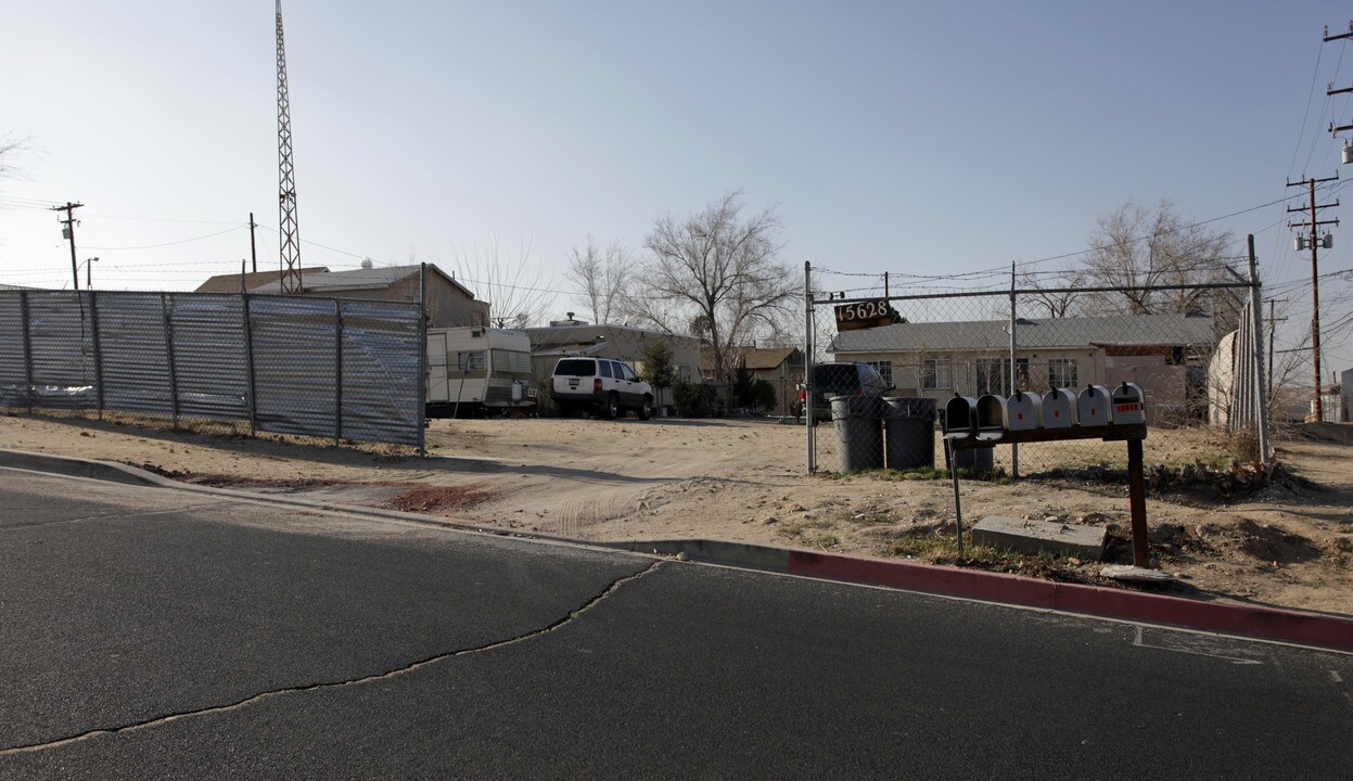 15628 10th St in Victorville, CA - Building Photo