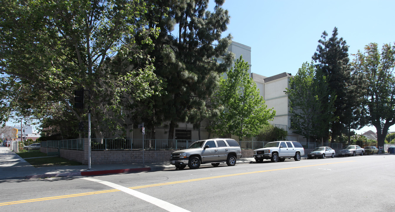 Villa II in Los Angeles, CA - Building Photo