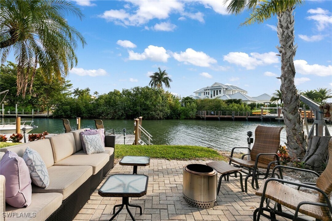 1360 Chesapeake Ave in Naples, FL - Building Photo