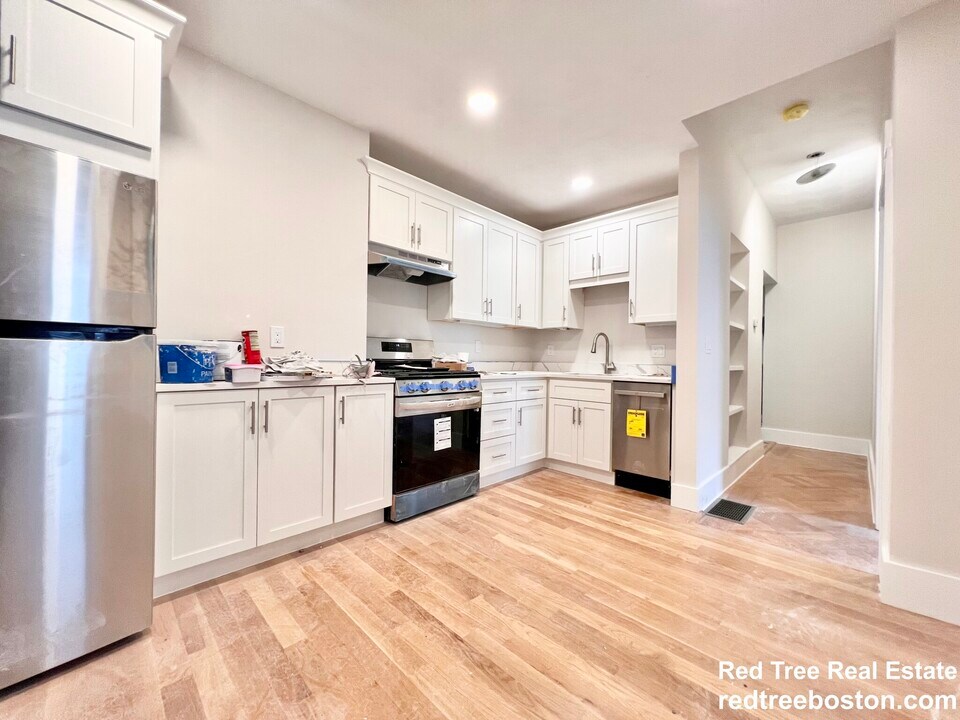 564 E 5th St, Unit 1 in Boston, MA - Building Photo