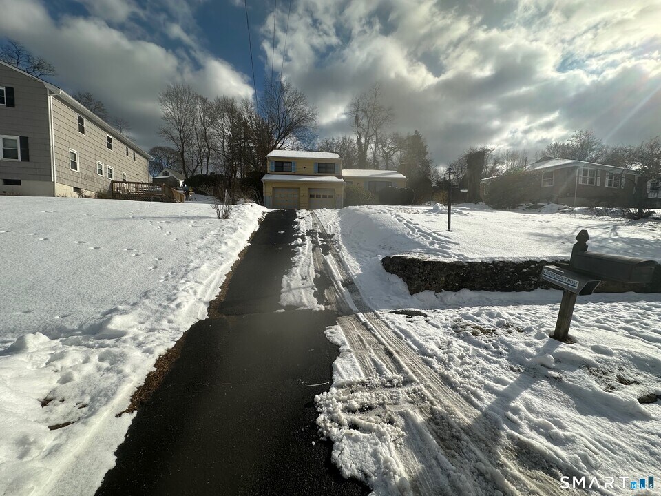 161 Brion Dr in Fairfield, CT - Building Photo