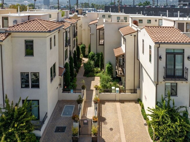10736 Bloomfield St in Los Angeles, CA - Building Photo - Building Photo