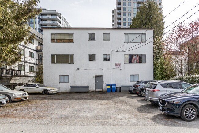 130 17th St E in North Vancouver, BC - Building Photo - Building Photo