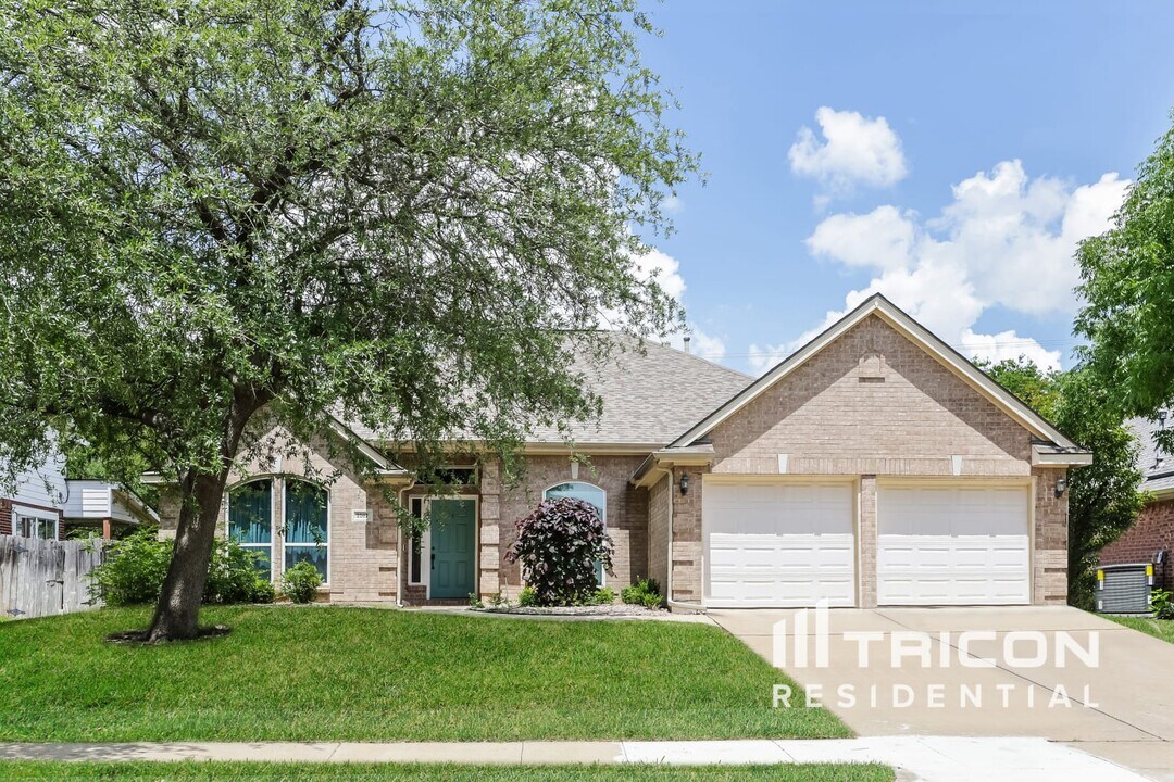 2207 Laura Elizabeth Trail in Mansfield, TX - Building Photo