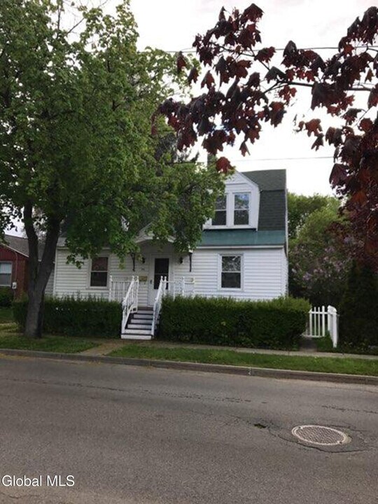 52 Walnut St in Saratoga Springs, NY - Building Photo