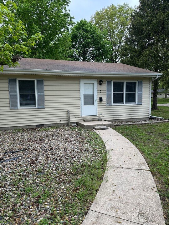 206 E Lynwood Dr in Syracuse, IN - Building Photo