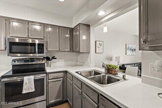 7474 E Earll Dr in Scottsdale, AZ - Building Photo - Building Photo