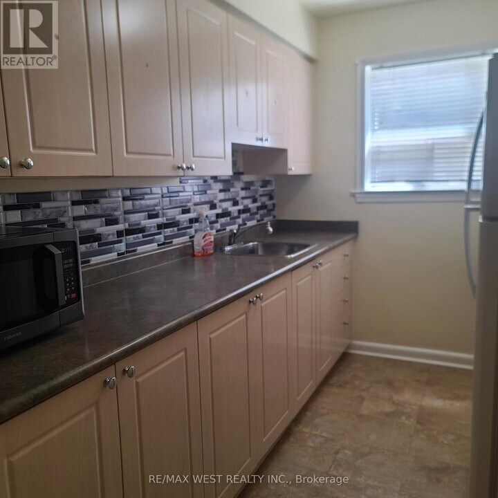 3576 Dufferin St in Toronto, ON - Building Photo