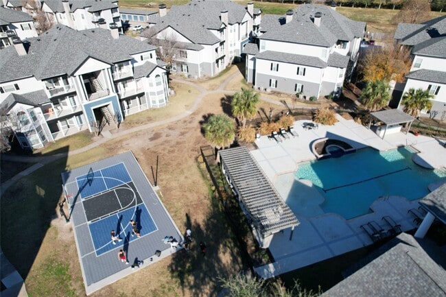 15000 W Airport Blvd in Sugar Land, TX - Foto de edificio - Building Photo