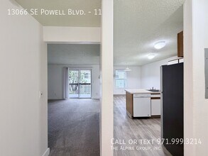 13066 SE Powell Blvd in Portland, OR - Building Photo - Building Photo