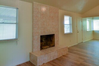 909 Noreda St in Angleton, TX - Building Photo - Building Photo