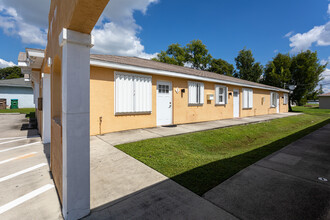 1321 SE 8th Ave in Cape Coral, FL - Foto de edificio - Building Photo