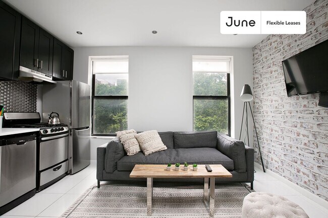 320 Manhattan Ave in New York, NY - Building Photo - Building Photo