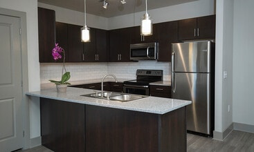 42 Magnolia + 5000 Forest in Columbia, SC - Foto de edificio - Building Photo