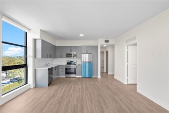 1559 NW 15th Street Rd, Unit 310 in Miami, FL - Building Photo - Building Photo